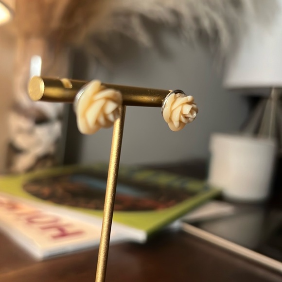 Ivory rose flower stud earrings approx .5” diam womens vintage fashion jewelry - Picture 8 of 8